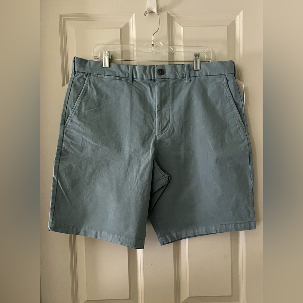 Men’s Gap Flat Front Light Blue Chino Shorts 10” inseam size 36 pockets casual